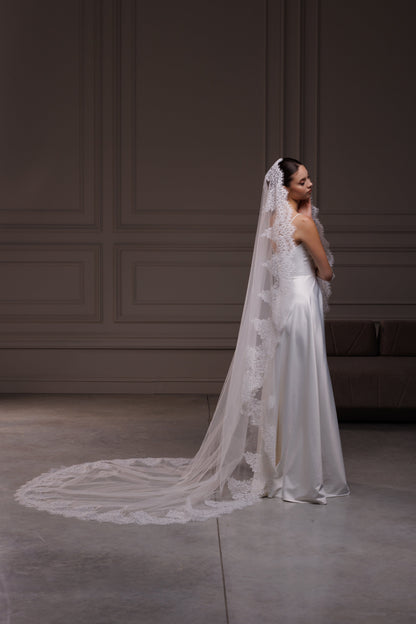Classic Rounded Mantilla Veil with Lace Trim - view 3