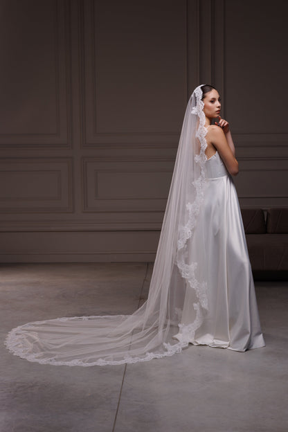 Spanish Mantilla Veil with Lace Trim in Light Ivory - view 3
