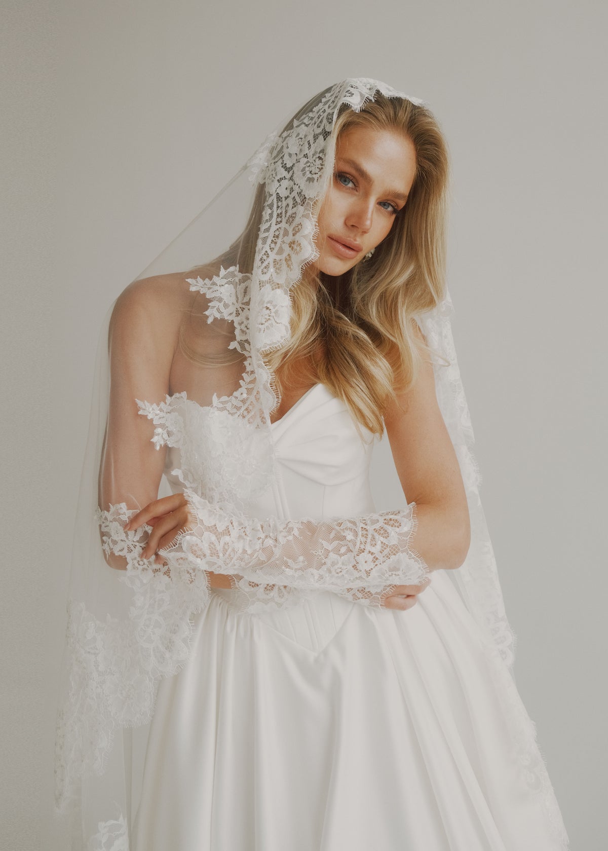 Satin bodice with a lace-trimmed veil and lace gloves, portrait