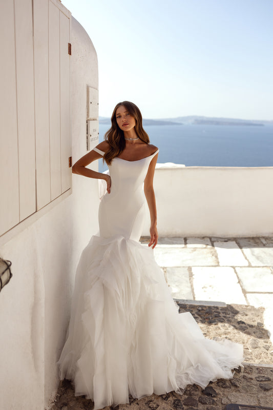 Mermaid wedding dress with ruffles and fishtail train