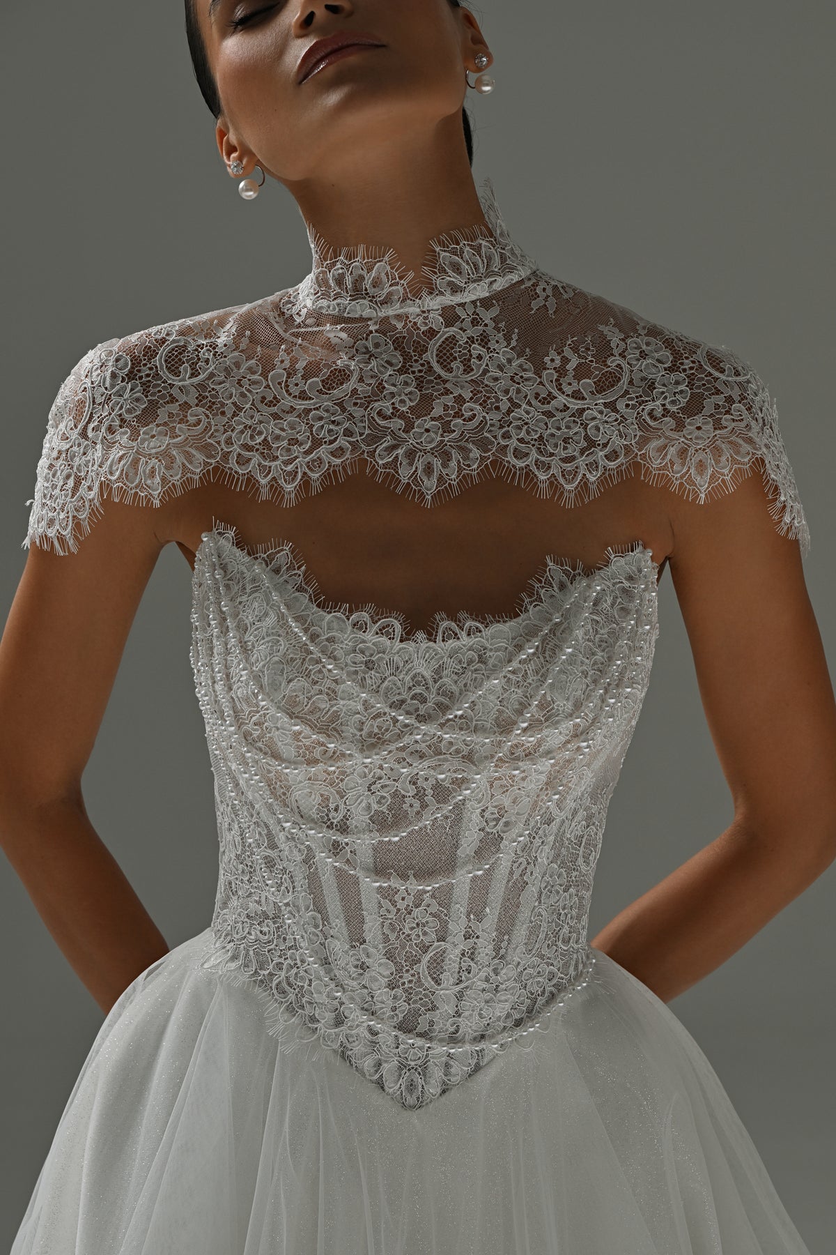 Tulle wedding dress with lace corset – close-up of the high lace collar, cap sleeves and boned corset