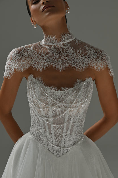 Tulle wedding dress with lace corset – close-up of the high lace collar, cap sleeves and boned corset