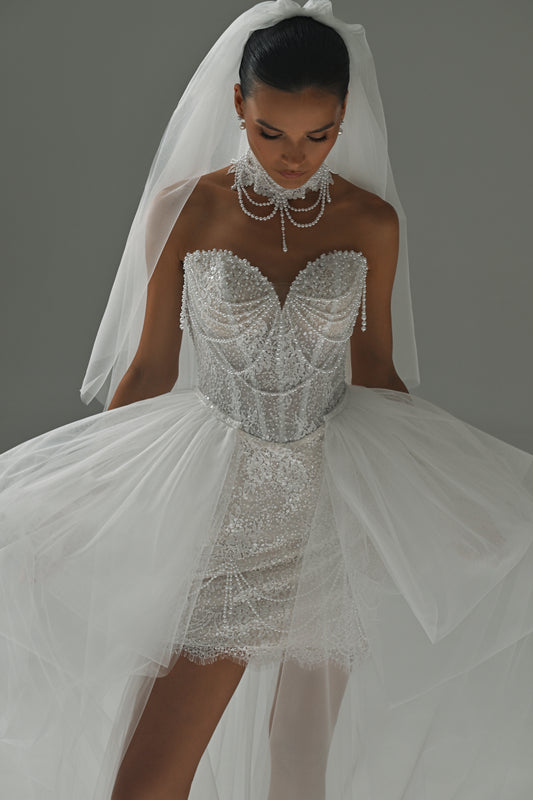 Lace mini wedding dress with corset bodice and detachable tulle train – close-up with the veil and tulle overskirt