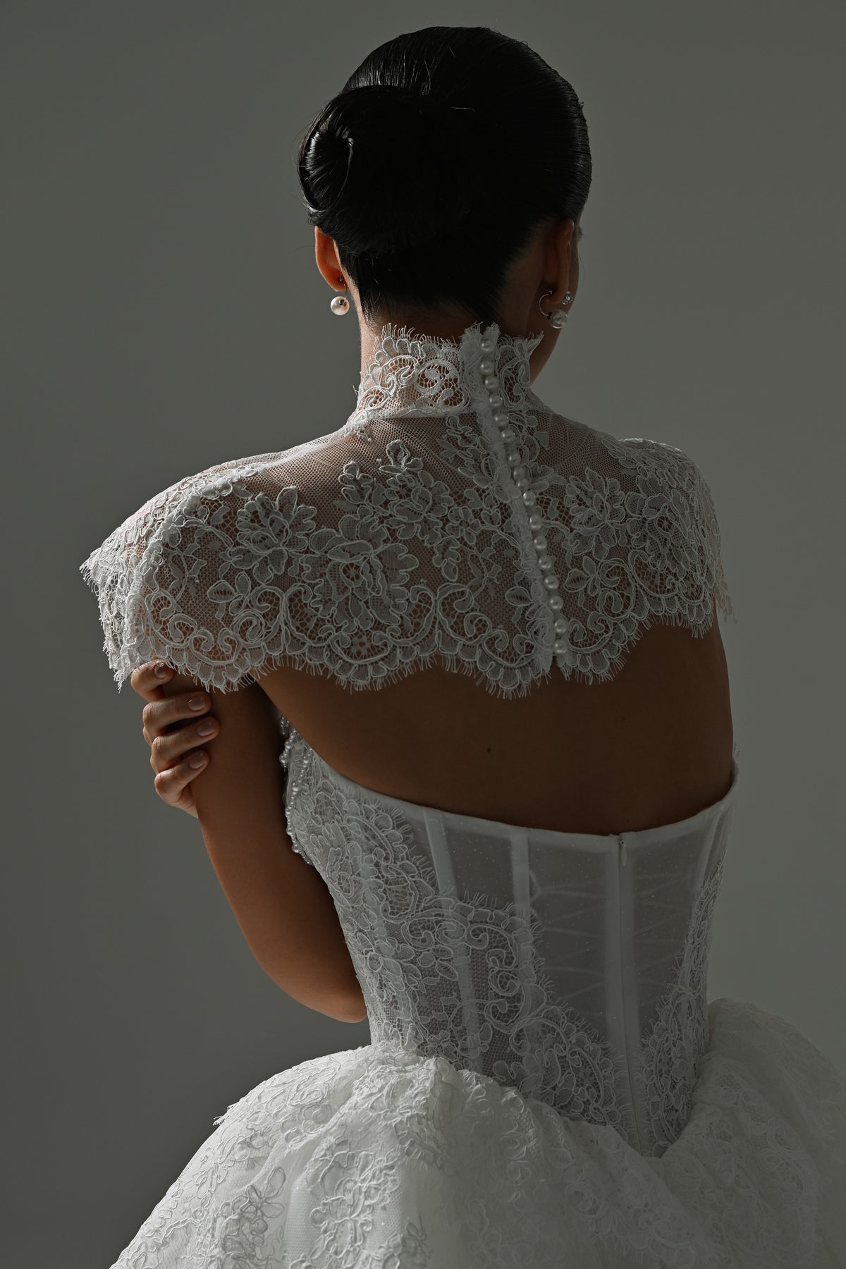 Tulle wedding dress with high-neck lace bolero – back close-up of the lace bolero and corset