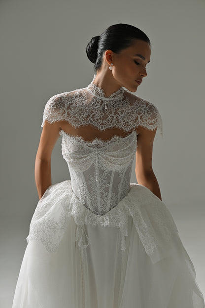 Tulle wedding dress with high-neck lace bolero – front close-up of the lace cap sleeves and corset bodice