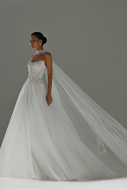 Lace corset wedding dress with removable tulle skirt – side view with the long veil and train