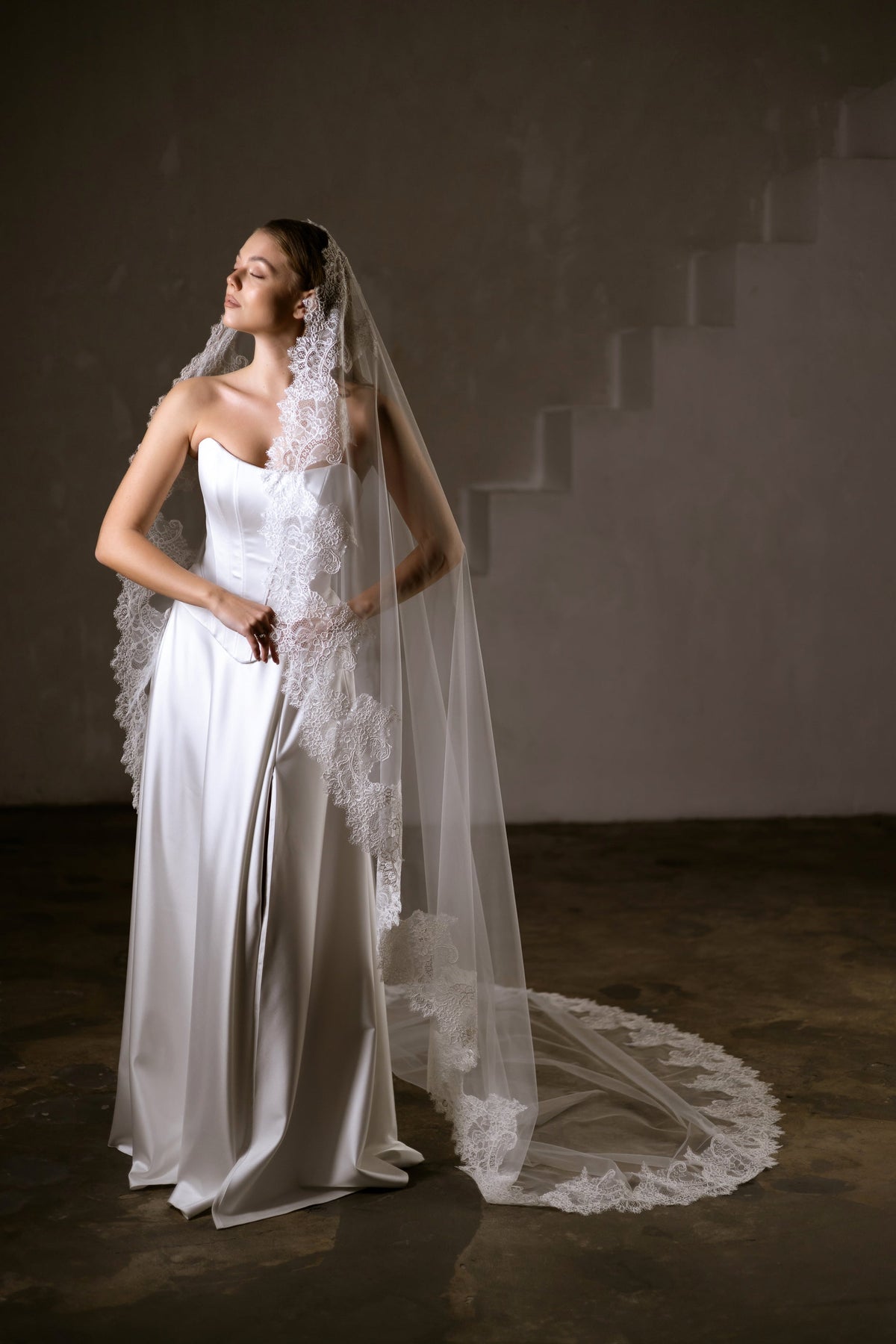 Single-Layer Mantilla Veil with Lace Trim - view 2