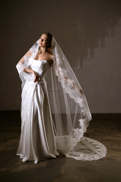 Single-Layer Mantilla Veil with Lace Trim - view 3