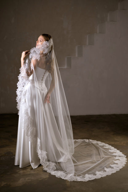 Single-Layer Mantilla Veil with Lace Trim - view 4