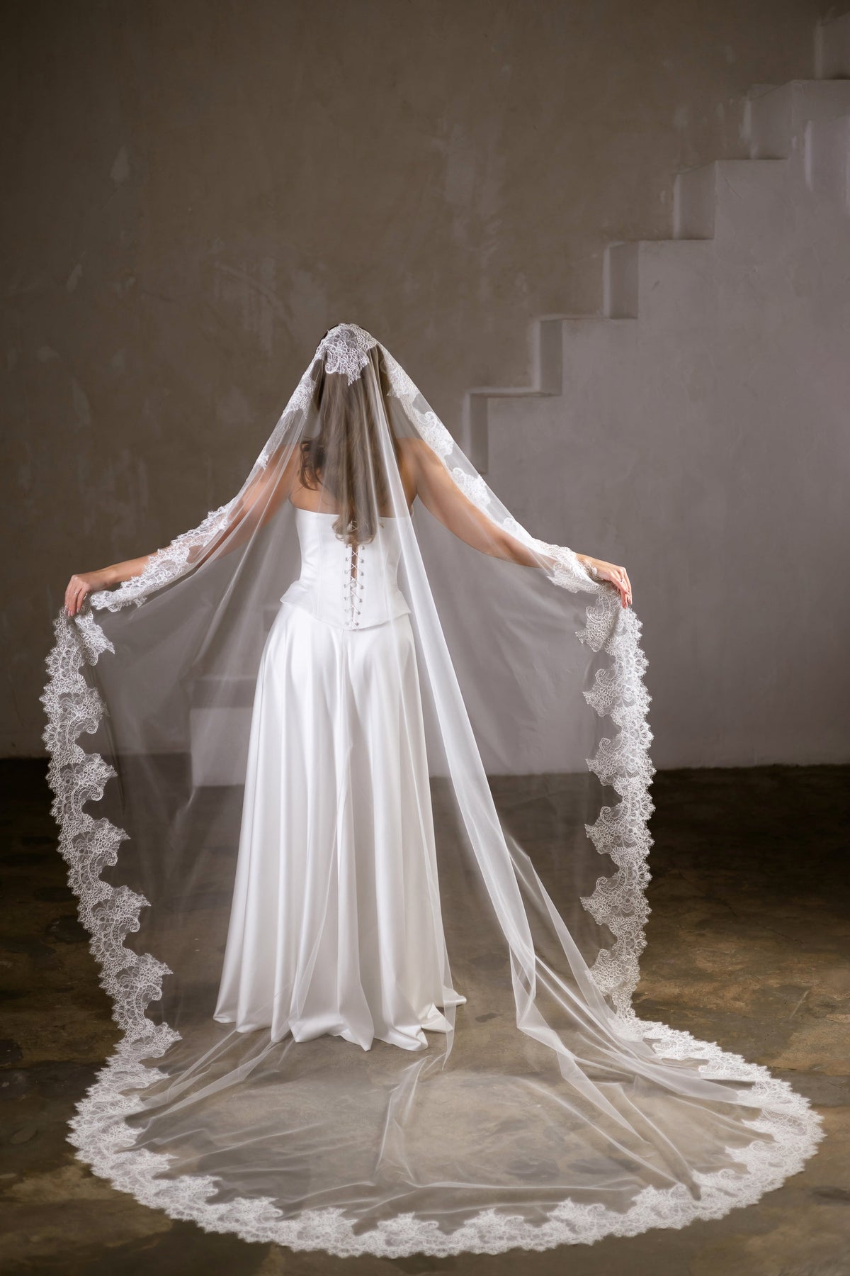 Single-Layer Mantilla Veil with Lace Trim - view 5