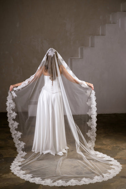 Single-Layer Mantilla Veil with Lace Trim - view 5