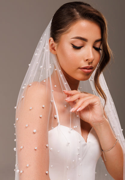 Veil with Pearls Concentrated at the Top - view 2