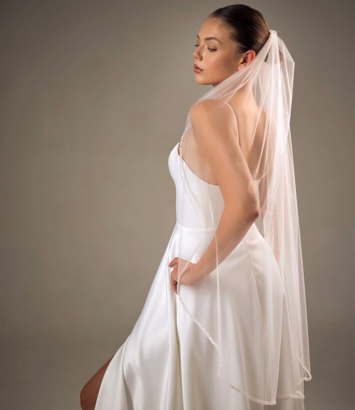 Veil with Small Pearls and Clear Crystal Edge - view 3