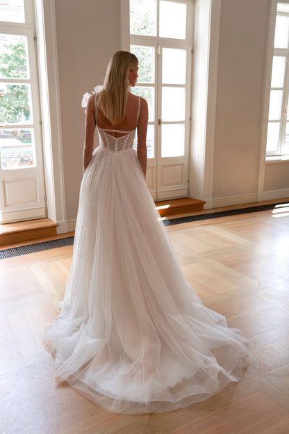 Romantic A-line wedding dress with sweetheart neckline