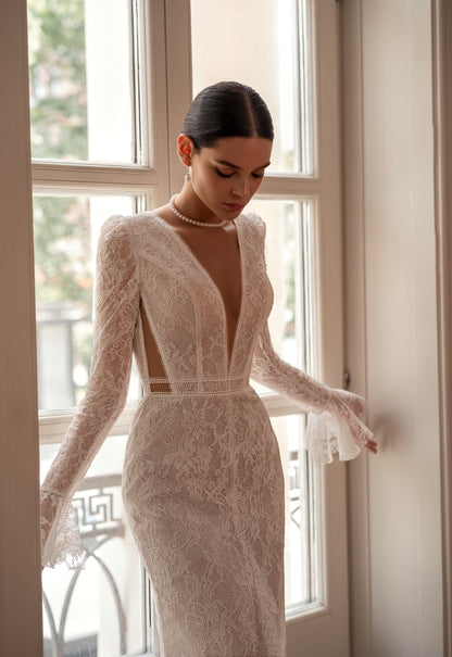 Mermaid lace wedding dress with V-neckline and slit skirt.