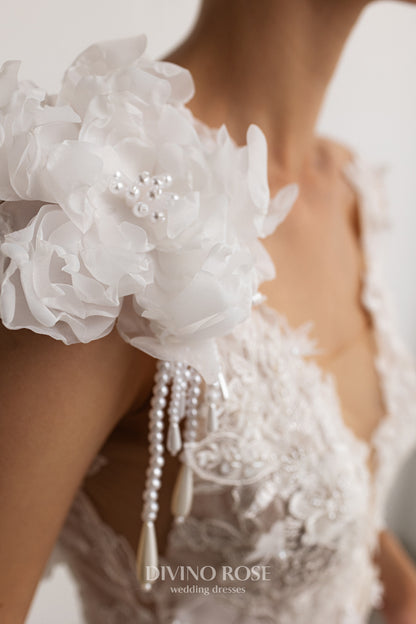 Mermaid wedding dress with deep-V neckline and fishtail train