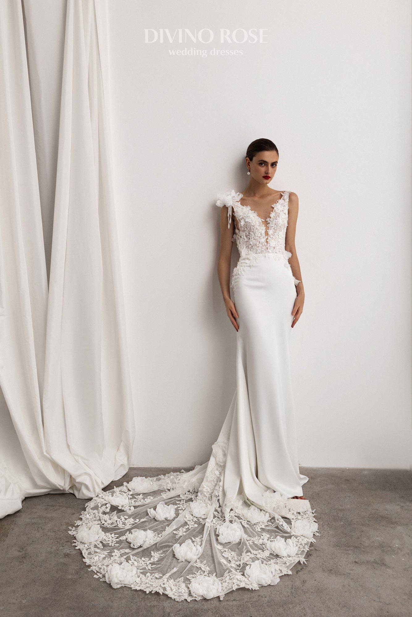 Mermaid Sheath Sleeveless Deep-v Neckline Open Deep V-cut back 3D Floral details Fisthtail train Wedding dress