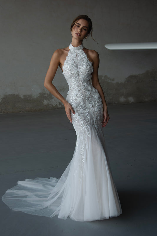 Bride in lace and tulle halter mermaid wedding dress with sweep train and optional 2.5-meter veil, featuring floral and beaded embroidery.