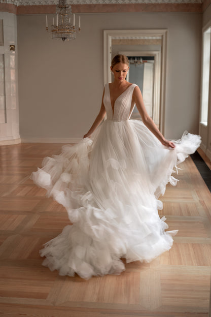 Sleeveless A-line wedding dress with light tulle & 3D details