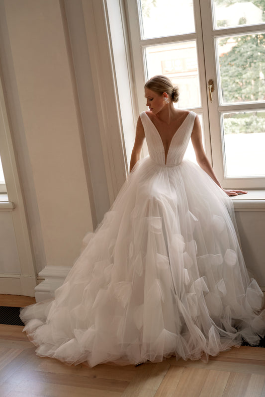 Sleeveless A-line wedding dress with light tulle & 3D details