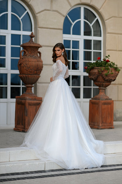 A-line wedding dress with sweetheart neckline