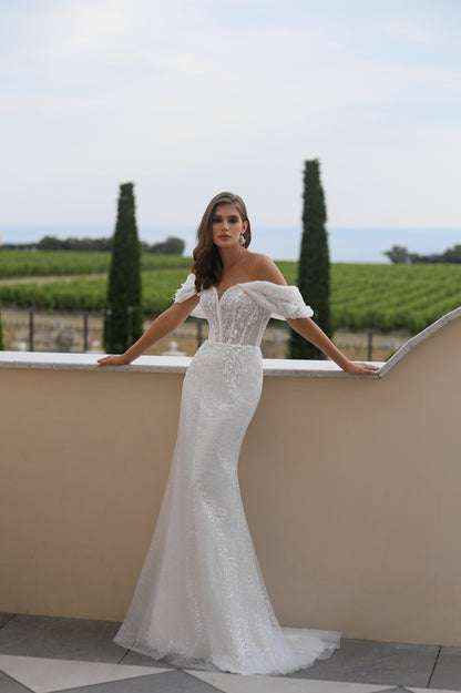 Sweetheart neckline trumpet wedding dress with detachable train