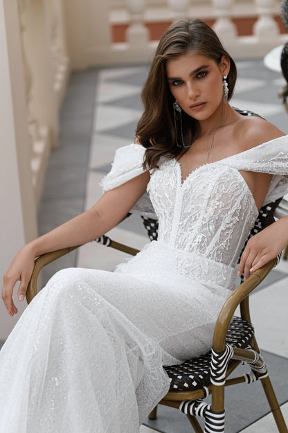 Sweetheart neckline trumpet wedding dress with detachable train