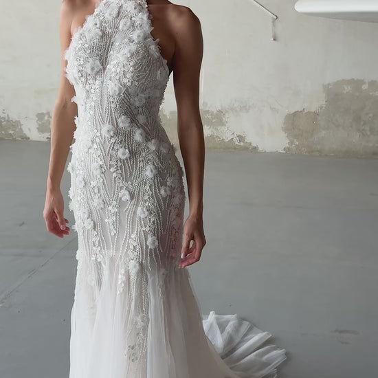 Bride in lace and tulle halter mermaid wedding dress with sweep train and optional 2.5-meter veil, featuring floral and beaded embroidery.