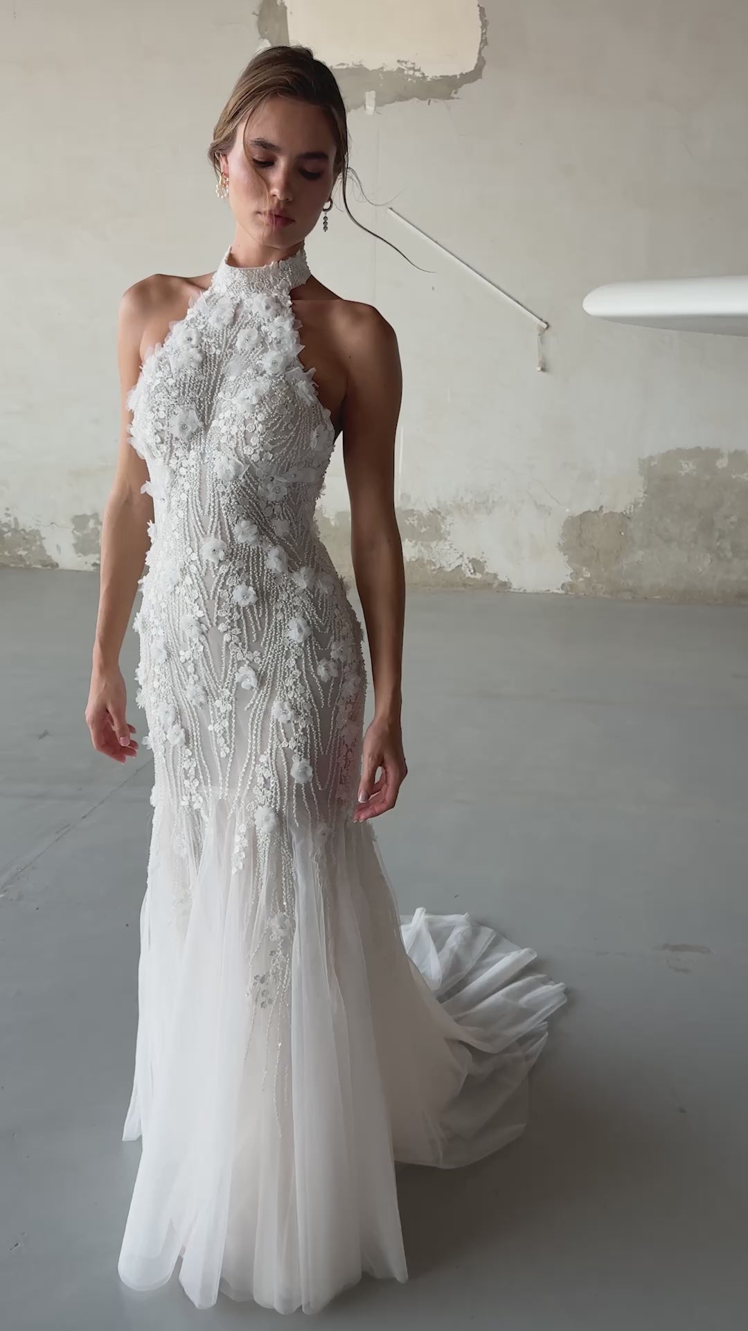Bride in lace and tulle halter mermaid wedding dress with sweep train and optional 2.5-meter veil, featuring floral and beaded embroidery.