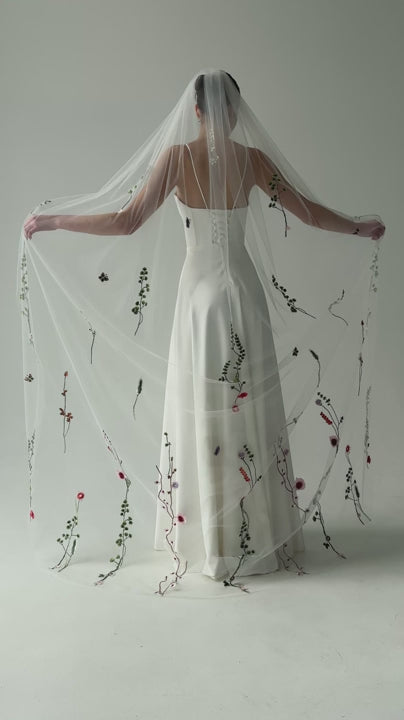 One-Layer Lace Veil with 3D Flowers - video