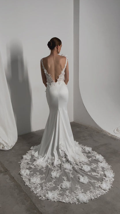 Mermaid wedding dress with deep-V neckline and fishtail train