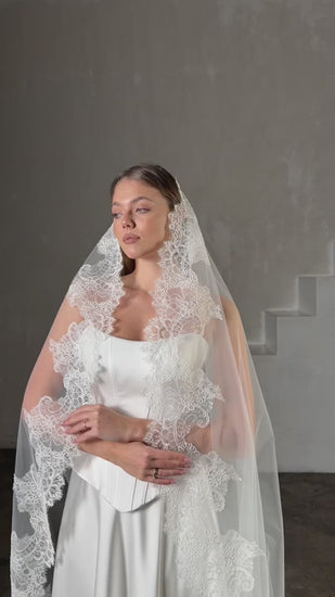 Single-Layer Mantilla Veil with Lace Trim - video