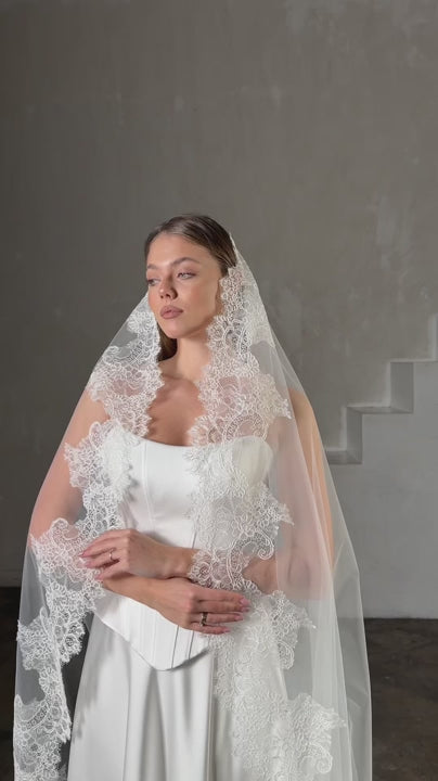 Single-Layer Mantilla Veil with Lace Trim - video