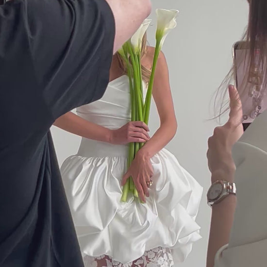 Video: behind the scenes of a photoshoot with a bride holding calla lilies