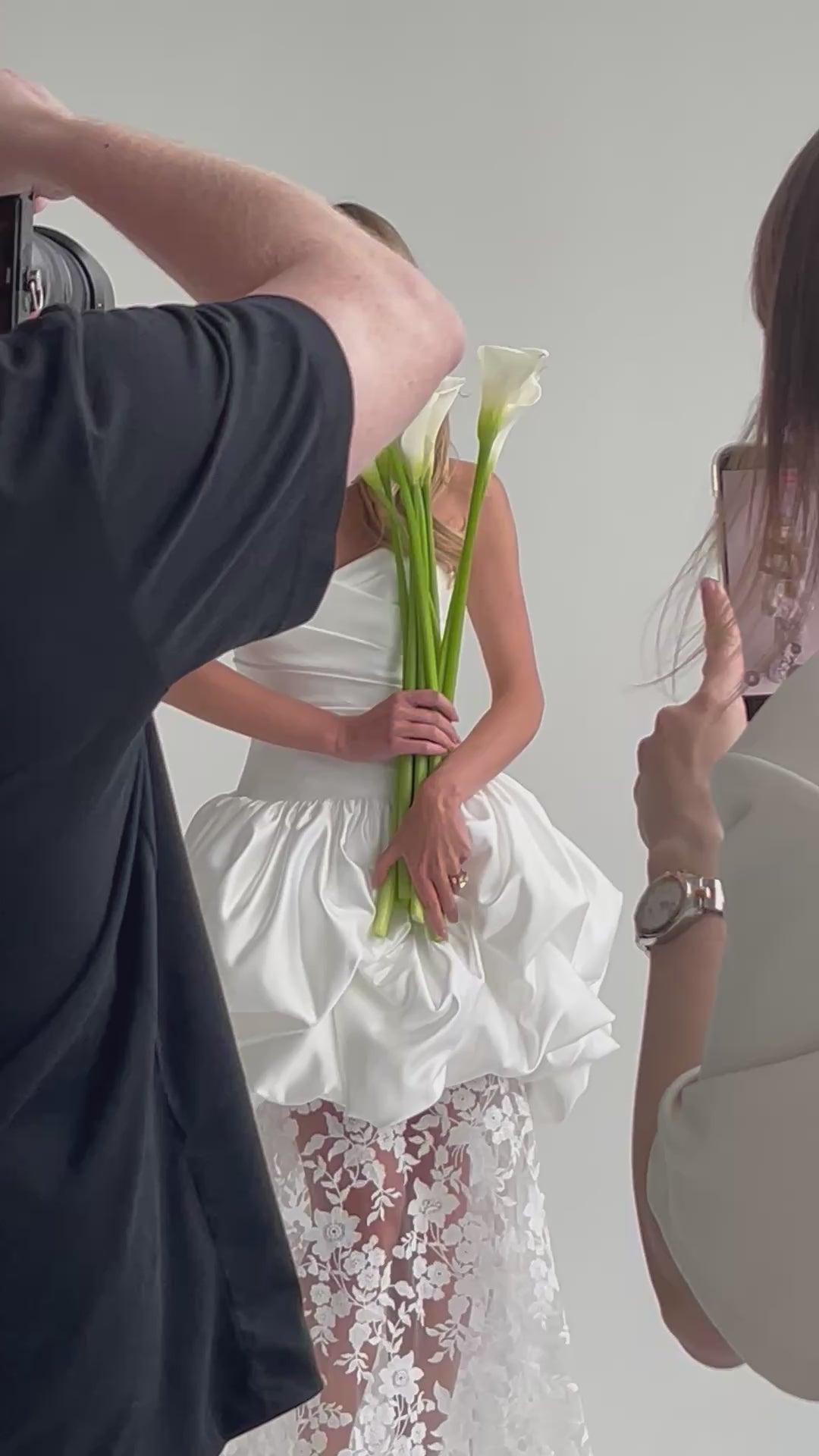 Video: behind the scenes of a photoshoot with a bride holding calla lilies