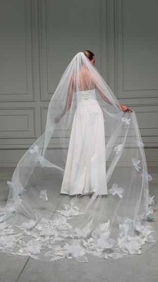 One-Layer Veil with Large 3D Lace Flowers and Sequins - video
