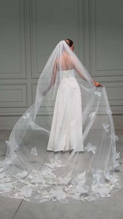 One-Layer Veil with Large 3D Lace Flowers and Sequins - video
