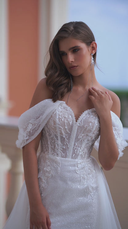 Sweetheart neckline trumpet wedding dress with detachable train