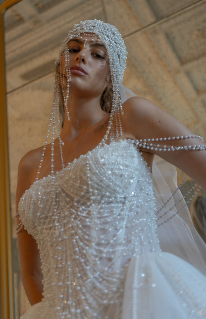 Beaded pearl corset wedding dress – close-up of the pearl-beaded corset and beaded headpiece